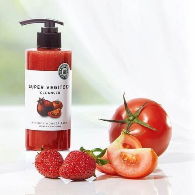 Wonder Bath Super Vegitoks Cleanser 300 ml. (Red) บับเบิ้ลคลีนเซอร์สุดฮิต !! สูตรใหม่!!  สีแดง - สารสกัดจากผักผลไม้สีแดง ช่วยฟื้นฟูผิวที่คล้ำเสีย ปรับผิวให้ขาวกระจ่างใสอย่างเป็นธรรมชาติ ปรับให้สีผิวสม่ำเสมอ เรียบเนียน ช่วยลดเลือนรอยสิว รอยดำ รอยแดง และจุดด่างดำต่างๆได้อย่างมีประสิทธิภาพ ผิวจะดูใสขึ้น ไบรท์ขึ้นอย่างชัดเจน