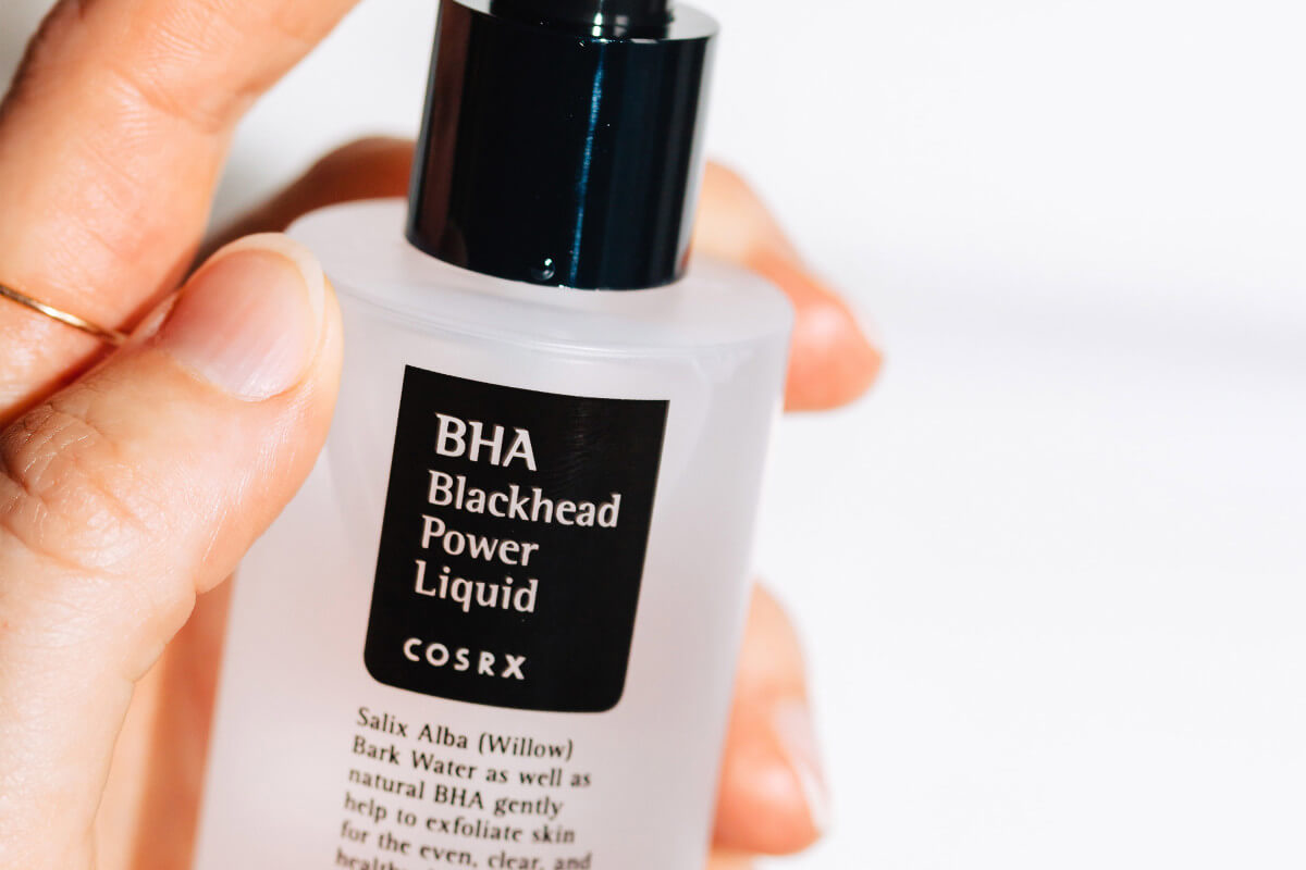 Cosrx BHA Blackhead  Power Liquid 100 ml.   เอสเซ้นส์ขจัดสิวหัวดำและสิวอุดตัน ตัวดังของแบรนด์ รีวิวเยอะ ด้วยส่วนผสม BHA ธรรมชาติมากถึง 4% ช่วยกำจัดสิวหัวดำ และผลัดเซลล์ผิวที่ตายแล้วอย่างอ่อนโยน  พร้อมช่วยขจัดสิ่งสกปรกอุดตันภายในรูขุมขนต้นเหตุของปัญหาสิวหัวดำหรือสิวเสี้ยนได้เป็นอย่างดี   ​ปราศจากแอลกอฮอล์ เหมาะสำหรับทุกสภาพผิว