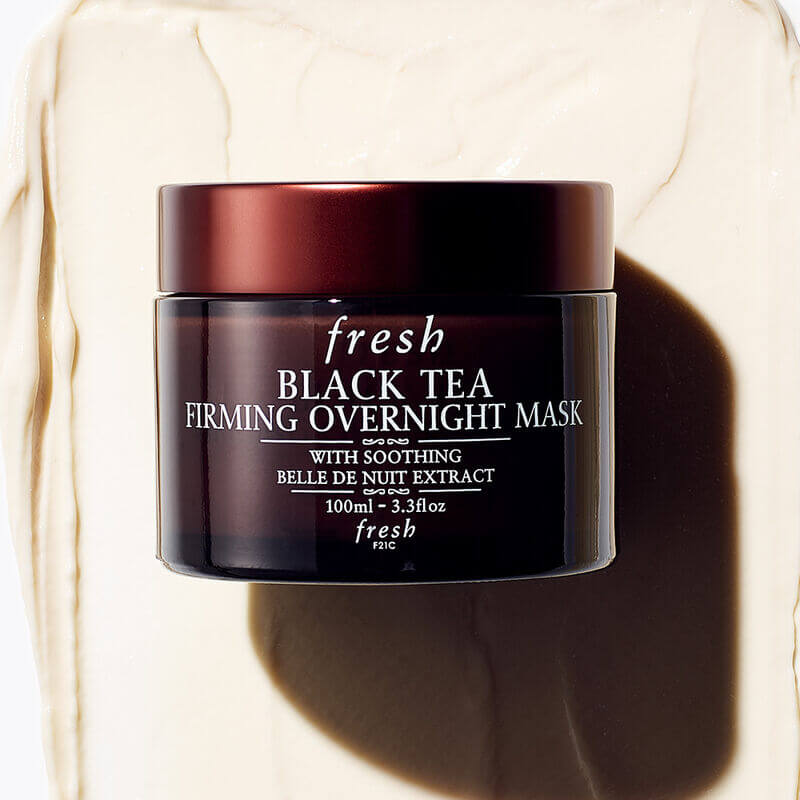 Fresh Black Tea Firming Overnight Mask 30 ml สลีปปิ้มาสก์ยกกระชับผิวและปรับสภาพโครงสร้างผิวหน้าที่ดีขึ้นอย่างรู้สึกได้หลังจากตื่นนอน ผลิตภัณฑ์เนื้อเข้มข้นที่มอบความชุ่มชื้นได้อย่างดีเยี่ยม ที่มาพร้อมกับการทำงานของคอร์เซ็ท-ไลค์ เอฟเฟคท์   ที่ทำหน้าที่เสมือนหนึ่งโครงที่ช่วยพยุงผิวหน้าไว้ให้สวยงาม โครงหน้าจึงกระชับและโครงสร้างผิวหน้าดีขึ้นอย่างเห็นได้ชัด