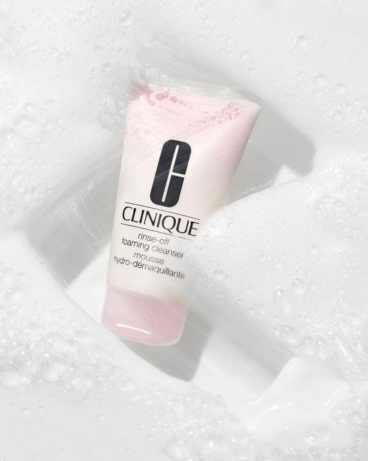 Clinique All About Clean Rinse Off Foaming Cleanser 150 ml  ผลิตภัณฑ์ดูแลผิวที่ได้รับการคิดค้นและพัฒนาจากแพทย์ผิวหนัง พร้อมส่วนผสมของคาร์โมมาย ช่วยทำให้ผิวรู้สึกสบาย และสะอาดหมดจด ผ่านการทดสอบการแพ้ และปราศจากน้ำหอม 100% ปลอดภัยและเป็นมิตรกับผิว ช่วยสร้างผิวสวยสุขภาพดีและเนรมิตให้ผิวดูงดงามอย่างเป็นธรรมชาติ