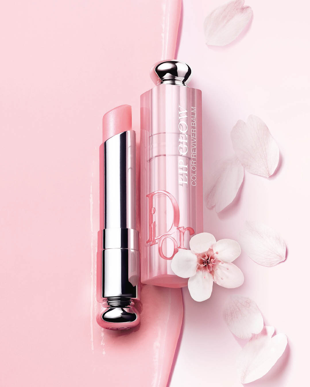 Dior Addict Lip Glow Color Awakening hydrating Lip balm #001 3.5 g. ลิปบาล์มสูตรใหม่! ชุ่มชื้นยิ่งขึ้น ด้วยส่วนผสมจากธรรมชาติถึง 97% 