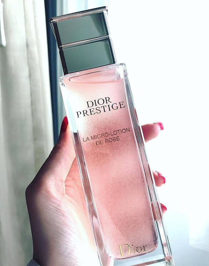 Dior Prestige La Micro-Lotion De Rose  เนื้อสัมผัสมีหยดไมโครเล็กๆ เพิ่มขึ้นนับล้านล้อมรอบผิวด้วยความสดชื่นที่เข้มข้น ผิวเปี่ยมไปด้วยความชุ่มชื้นตลอดวัน บริสุทธิ์อย่างล้ำลึก ผิวรู้สึกสดชื่นและสมดุล สบายตลอดวัน